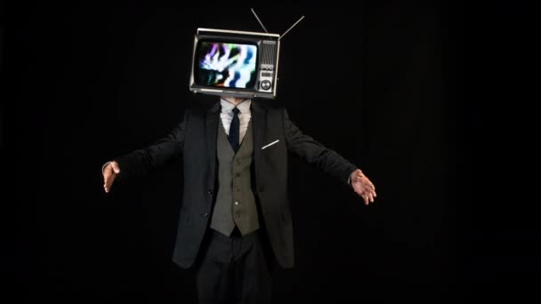 Tv头先生 穿着西装 头戴电视跳舞的酷男人 电视上播放的是静态视频和噪音 — 图库视频影像