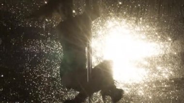 Onun becerilerini parlak arka plan üzerinde gösterilen kadın direk dansör