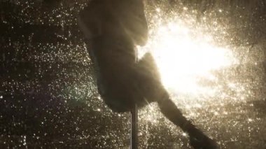 Onun becerilerini parlak arka plan üzerinde gösterilen kadın direk dansör