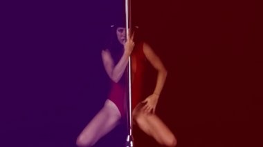 Siyah parlak arka planda kostüm giymiş Polonyalı dansçı