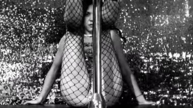 Çekici pole dancer gösteren becerileri