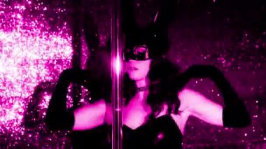 Pembe parlak arka planda tavşan kulaklı kostüm giymiş Polonyalı dansçı