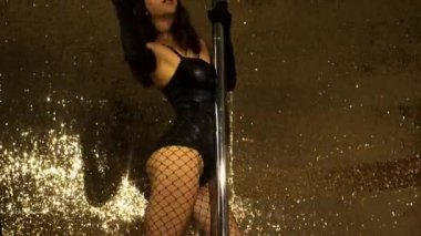 Direk dansör kostüm altın ışıltılı arka plan üzerinde tavşan kulaklı poz