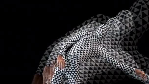 Танцующий Человеческий Силуэт Черном Фоне — стоковое видео