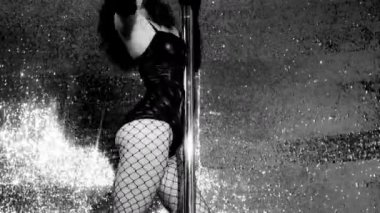 Direk dansör kostüm tavşan kulakları ile poz 