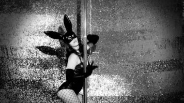 Direk dansör kostüm tavşan kulakları ile poz 