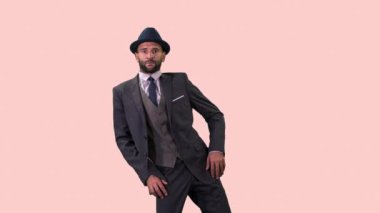 çağdaş bir tarzda dans akıllı takım elbiseli usta erkek dansçı  