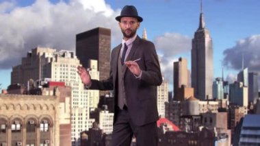 çağdaş bir tarzda dans akıllı takım elbiseli bir usta erkek dansçı. arka planında bir new york manzarası var 