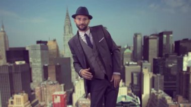 çağdaş bir tarzda dans akıllı takım elbiseli bir usta erkek dansçı. arka planında bir new york manzarası var 
