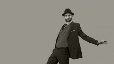 çağdaş bir tarzda dans akıllı takım elbiseli usta erkek dansçı  