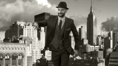 çağdaş bir tarzda dans akıllı takım elbiseli bir usta erkek dansçı. arka planında bir new york manzarası var 