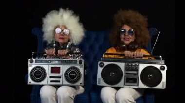 disko bir ortamda parti inanılmaz Büyükanne Dj, yaşlı bayanla bir Skype'te. Bu yorum, o iki kez iki karakter olması için filme