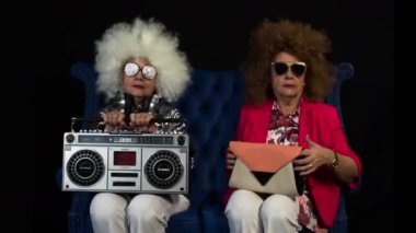 disko bir ortamda parti inanılmaz Büyükanne Dj, yaşlı bayanla bir Skype'te. Bu yorum, o iki kez iki karakter olması için filme