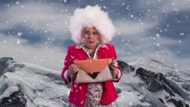 Yaşlı kadın kendini bir dağ başında bulur ve kayıp ve karışık görünüyor