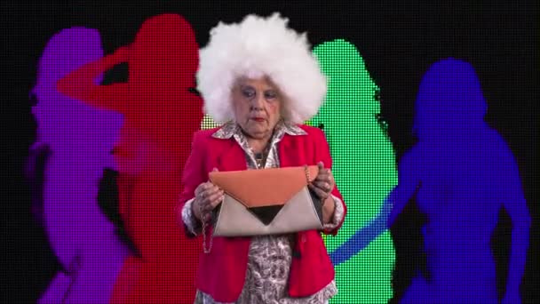 재미있는 할머니는 디스코 배경에서 비디오 의찌그러뜨리기 오작동 현상으로 혼란에 — 비디오