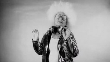 Dans kulaklıklar şaşırtıcı Büyükanne