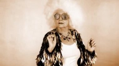 Beyaz arka plan üzerinde dans bardaklarda şaşırtıcı Büyükanne