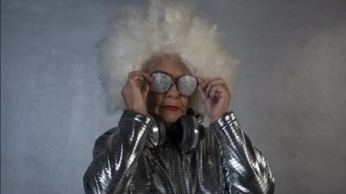 Kulaklıklar ve gözlük şaşırtıcı Büyükanne