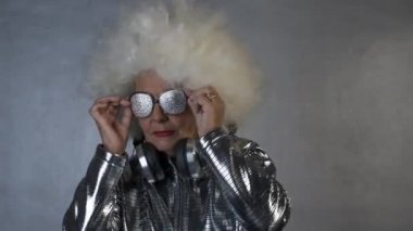 Kulaklıklar ve dans gözlük şaşırtıcı Büyükanne