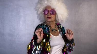 Beyaz arka plan üzerinde dans bardaklarda şaşırtıcı Büyükanne