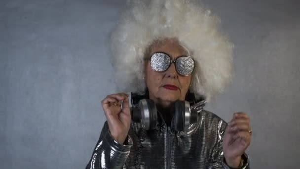 Удивительная Бабушка Очках Наушниках Танцует — стоковое видео