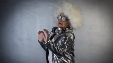 Gözlük ve dans kulaklıklar şaşırtıcı Büyükanne