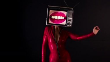 İnanılmaz bir kadın başı olarak, tv televizyon ile dans video, dudakları hareket var 