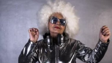 Dans kulaklıklar şaşırtıcı Büyükanne