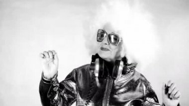 Dans kulaklıklar şaşırtıcı Büyükanne