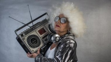 şaşırtıcı Büyükanne disko bir ortamda parti Dj, büyük bir Skype'te bayanla