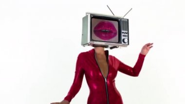 İnanılmaz bir kadın başı olarak, tv televizyon ile dans video, dudakları hareket var 