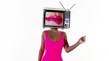 Kadın pembe vücudunda televizyon başı olarak dans, tv dudakları hareket video vardır. 