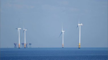 Kuzey Denizi, kent, İngiltere'de temiz yenilenebilir enerji üreten offshore rüzgar türbinleri
