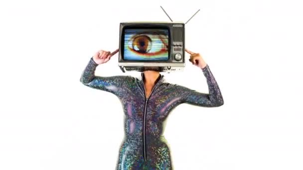 Mujer Posando Con Televisión Cabeza — Vídeos de Stock