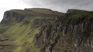 Isle of skye, İskoçya güneşli içinde dağların güzel quiraing aralığı