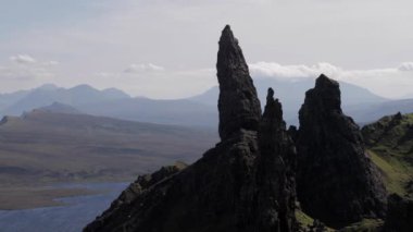 güzel ve eşsiz ihtiyar Isle of skye, İskoçya güneşli storr kaya