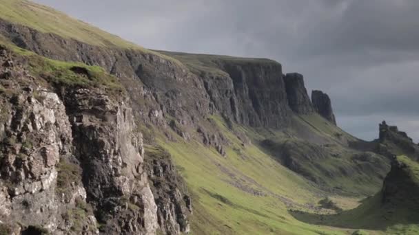 美丽的 Quiraing 系列的山在斯凯岛的苏格兰在阳光灿烂的日子 — 图库视频影像