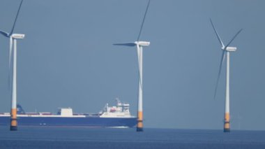 Kuzey Denizi, kent, İngiltere'de temiz yenilenebilir enerji üreten offshore rüzgar türbinleri