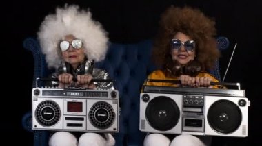 disko bir ortamda parti inanılmaz Büyükanne Dj, yaşlı bayanla bir Skype'te. Bu yorum, o iki kez iki karakter olması için filme