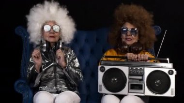 disko bir ortamda parti inanılmaz Büyükanne Dj, yaşlı bayanla bir Skype'te. Bu yorum, o iki kez iki karakter olması için filme