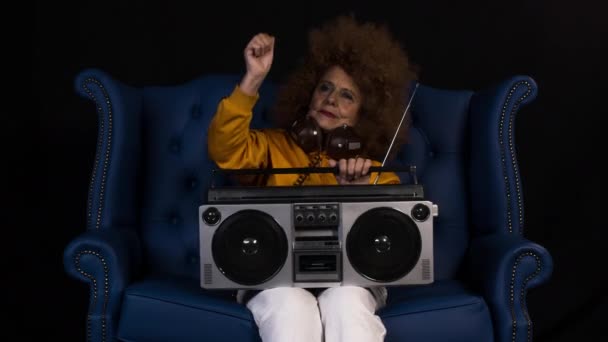 Increíble Abuela Señora Mayor Con Ghettoblaster Fiesta Entorno Discoteca — Vídeos de Stock