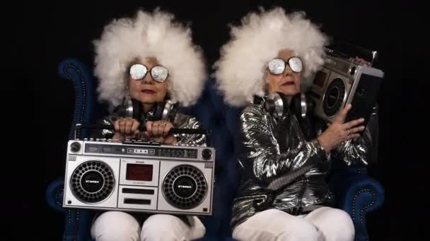 Niesamowite Babcia Starsza Pani Boombox Zabawa Disco Ustawienie Wersja Ona — Wideo stockowe