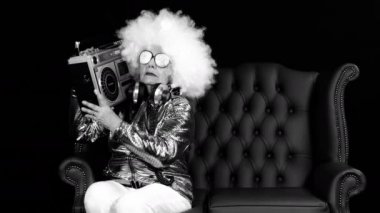 şaşırtıcı Büyükanne disko bir ortamda parti Dj, büyük bir Skype'te bayanla