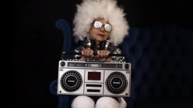 şaşırtıcı Büyükanne disko bir ortamda parti Dj, büyük bir Skype'te bayanla