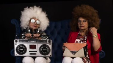 disko bir ortamda parti inanılmaz Büyükanne Dj, yaşlı bayanla bir Skype'te. Bu yorum, o iki kez iki karakter olması için filme