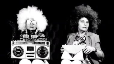 disko bir ortamda parti inanılmaz Büyükanne Dj, yaşlı bayanla bir Skype'te. Bu yorum, o iki kez iki karakter olması için filme