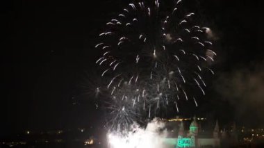 Şehir üzerinde patlayan farklı renkli havai fişek