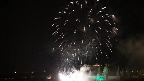 Diversi Fuochi Artificio Colorati Che Esplodono Sulla Città — Video Stock