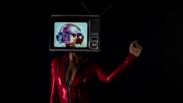 Женщина Танцует Позирует Телевизором Качестве Головы Has Video Mannequin Head — стоковое видео
