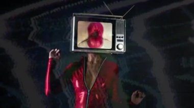 İnanılmaz bir kadın başı olarak, tv televizyon ile dans video, dudakları hareket var 